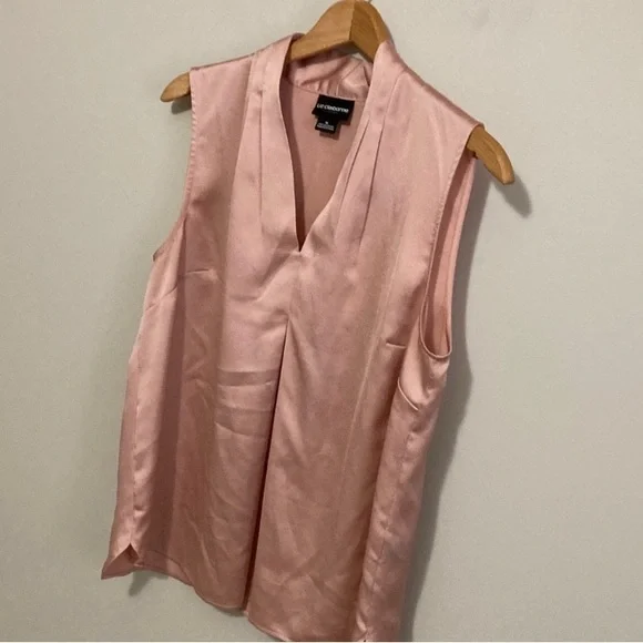 Liz Claiborne blush pink V-neck sleeveless blouse, size medium - Picture 3 of 8